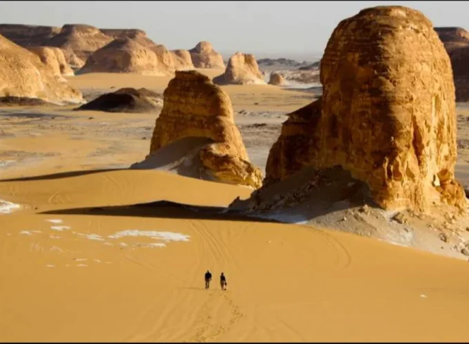White Desert Safari Tour by 4×4 Around Black and White Desert