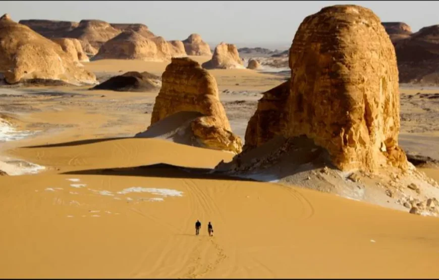 White Desert Safari Tour by 4×4 Around Black and White Desert